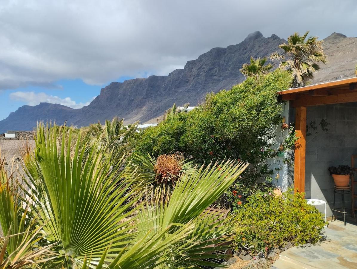 Beautiful Small Bungalow, Amazing Views And Garden Famara Extérieur photo
