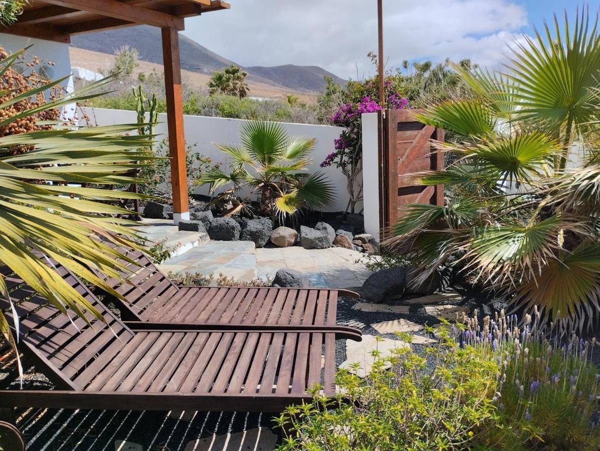 Beautiful Small Bungalow, Amazing Views And Garden Famara Extérieur photo