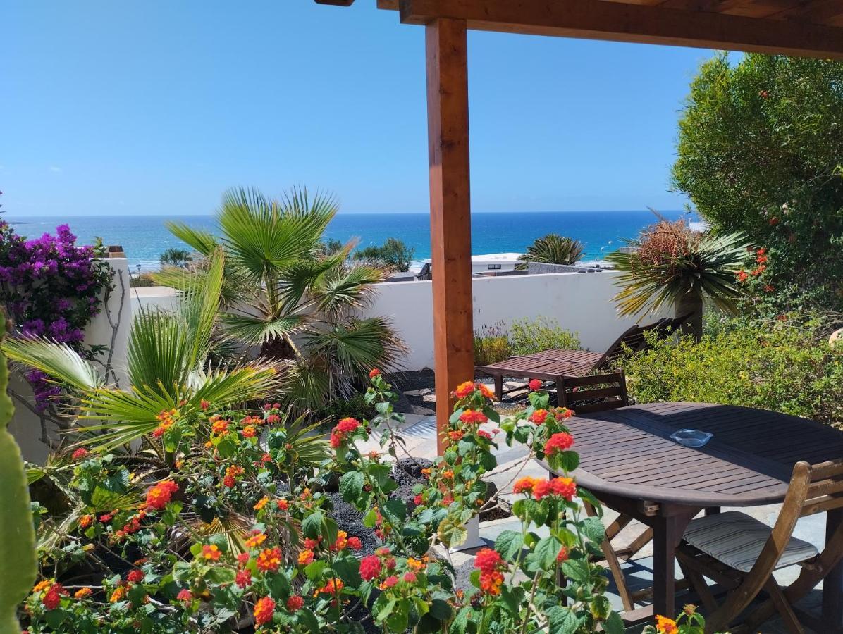 Beautiful Small Bungalow, Amazing Views And Garden Famara Extérieur photo